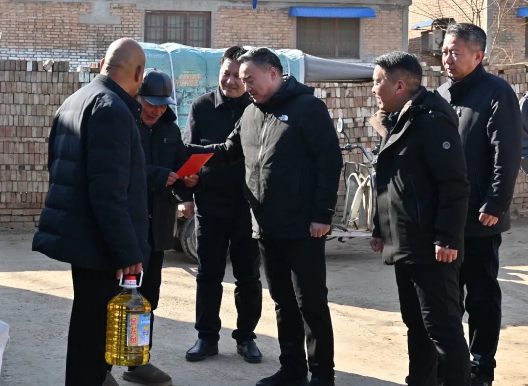 中州集團黨委書(shū)記、董事長易建國一行(xíng)赴定點幫扶村開(kāi)展走訪慰問活動