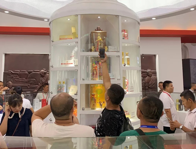 3萬多(duō)名專業觀衆逛中酒展，“茅台酒櫃”成焦點