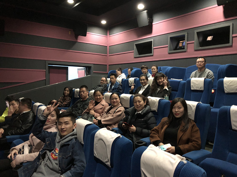 集體(tǐ)觀影(yǐng)為(wèi)黨打Call，《厲害了，我的國》點燃家(jiā)國情懷