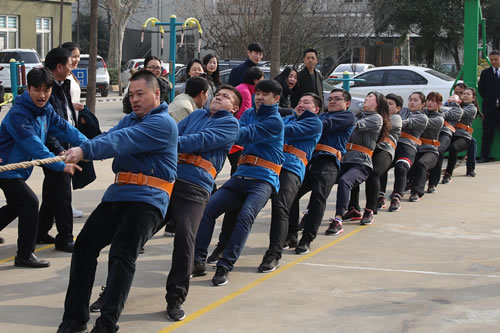 新春第一賽 拔河(hé)鼓幹勁